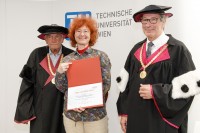 Ille Gebeshuber recives the "Best Lecturer Award" of the TU Academy for Continuing Education