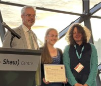 Anna Niggas receives the Sheldon Datz Prize from Emma Sokell and Fritz Aumayr